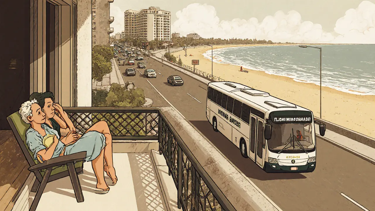 Пара в отеле второй линии с видом на дорогу и другой отель между ними и пляжем.