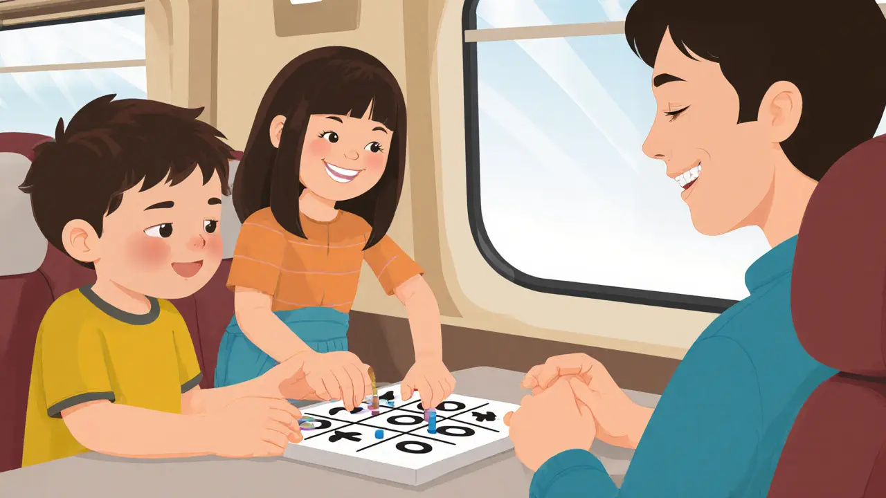 Семья играет в магнитные крестики-нолики в поезде, дети сосредоточены на игре.