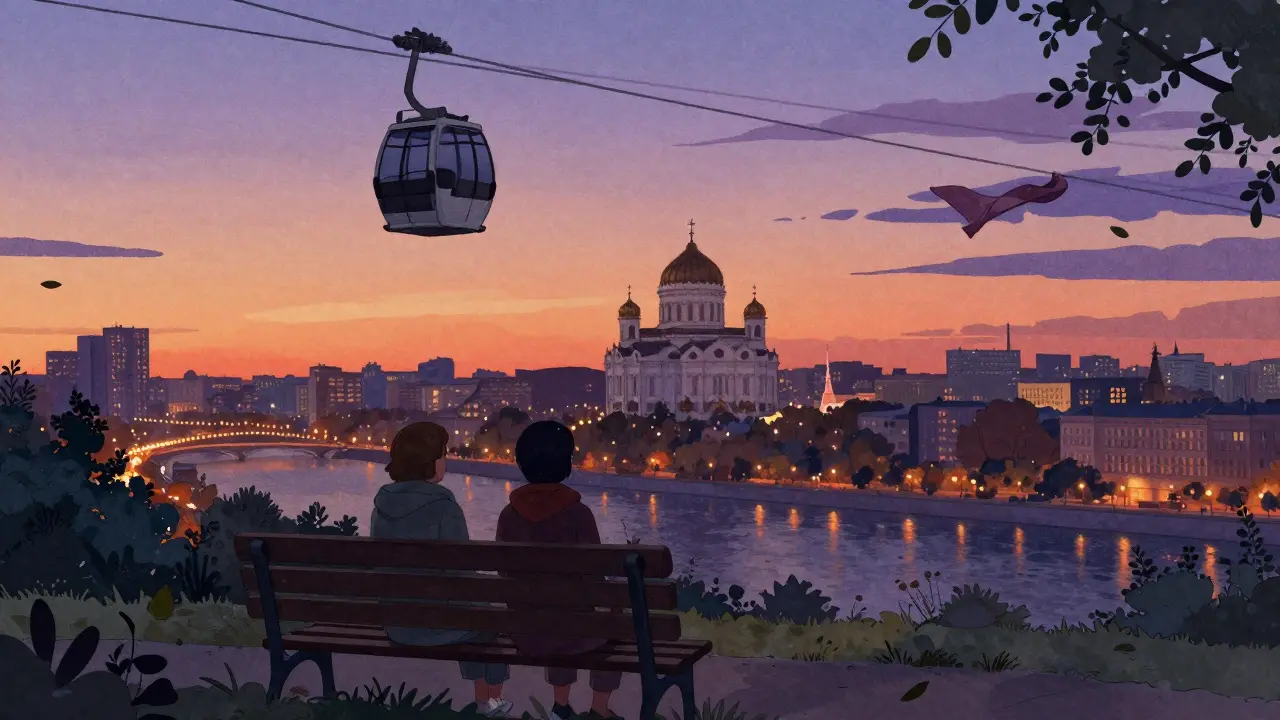Закат на Воробьёвых горах с видом на Москву, пара на скамейке и канатная дорога.