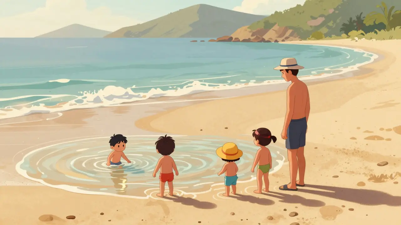 Семья отдыхает с детьми на мелководье мягкого песчаного пляжа